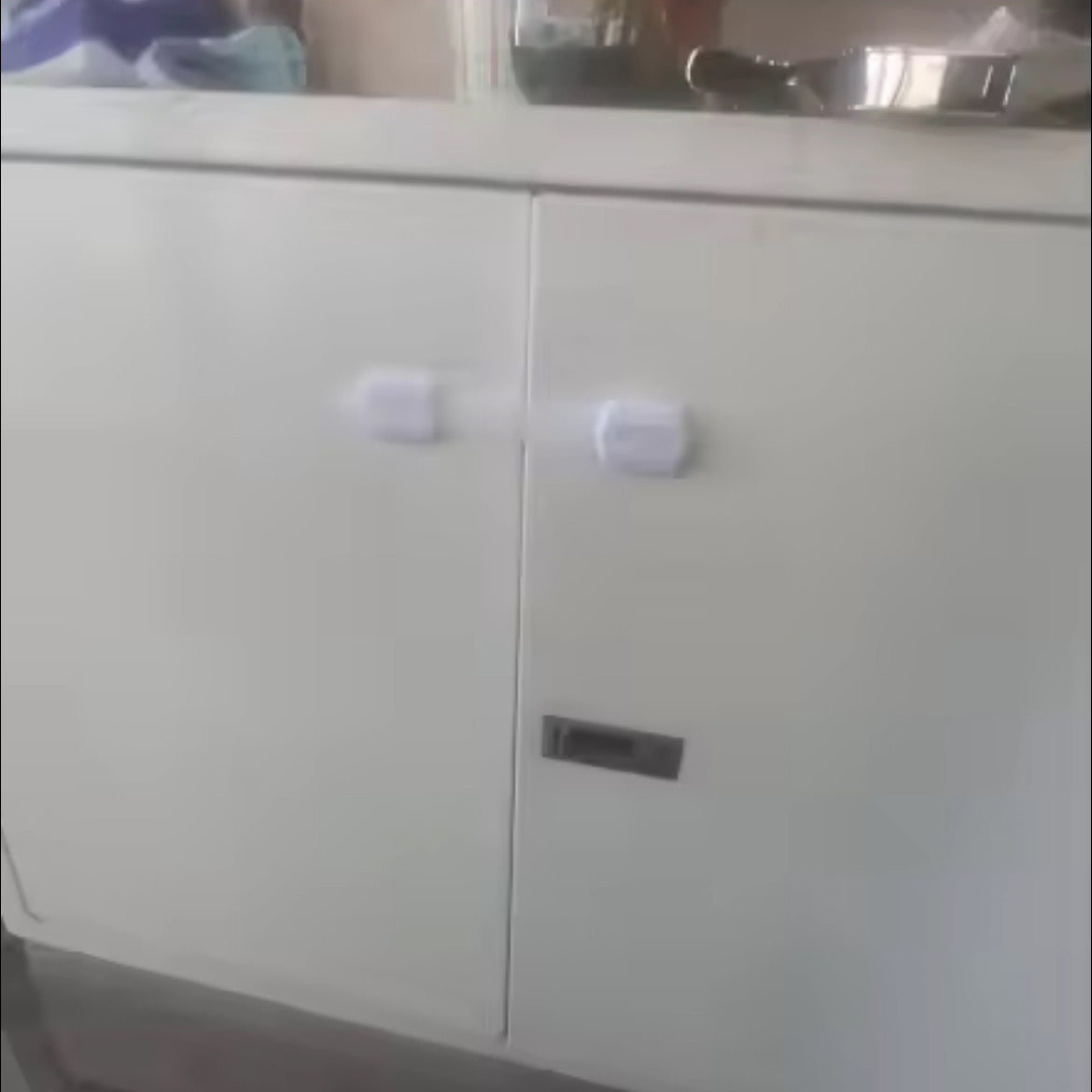 "המנעולים האלה פשוט מעולים. הרכבה קלה מאוד בלי לקדוח או להרוס את העץ של הארון. גמישים, חזקים ונוחים מאוד לתפעול עבור מבוגרים."| נועה א.