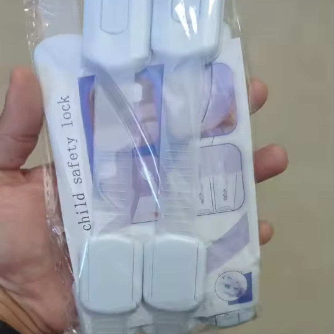 "מארז מציאה! המנוע של המנעול מגיע ארוז מעולה ובאמת מרגיש איכותי. ההדבקה מאחור חזקה טירוף ולא זזה. שמתי על ארונות המטבח והילד כבר לא יכול לגעת בחומרי הניקוי. שקט נפשי להורים."| שרלין מ.
