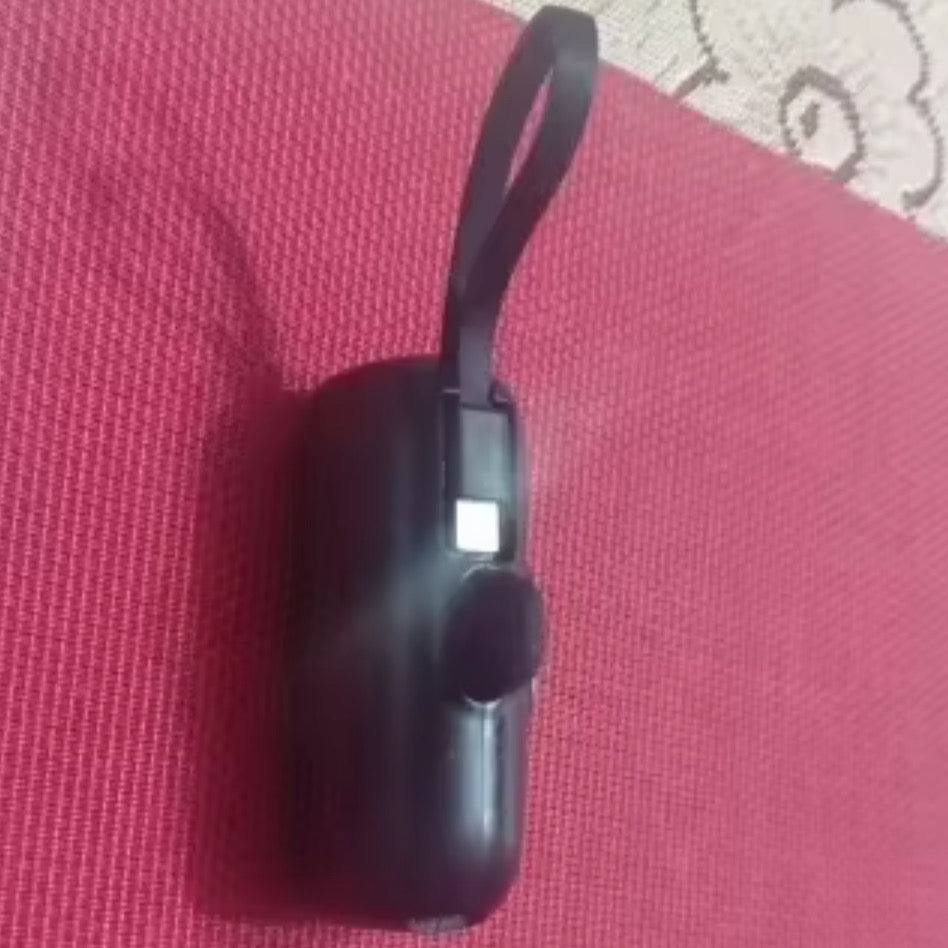 "מטען מיני מגניב ושימושי ברמות! התצוגה הדיגיטלית מראה בדיוק כמה אחוזים נותרו בסוללה, והוא פשוט נוח לשימוש ביום-יום. | "גיא מ.